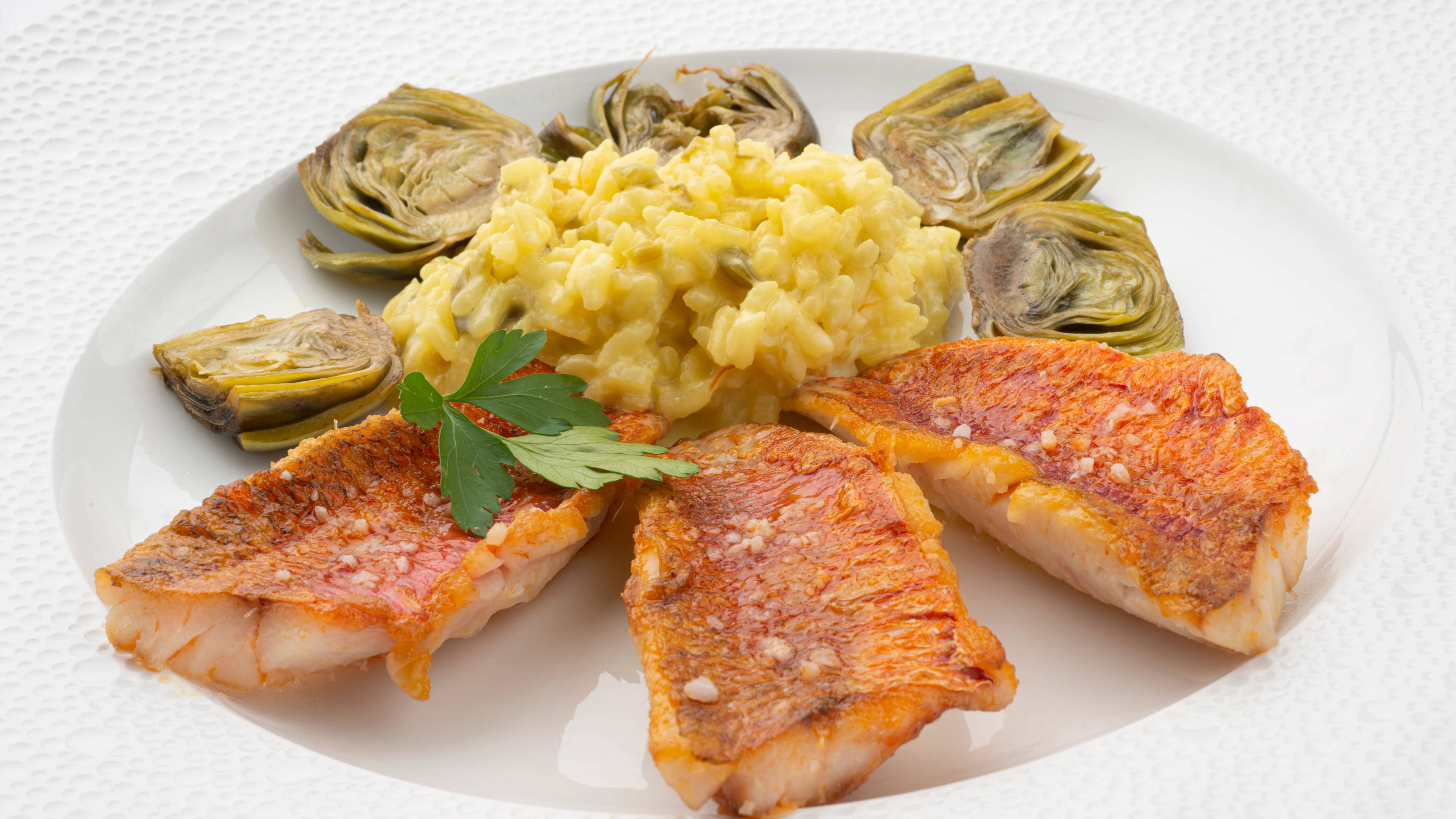 La mejor receta para d&iacute;as especiales: Salmonetes con arroz y alcachofas