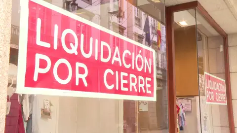 Cartel de cierre de un establecimiento Antena 3 Noticias