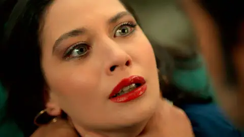 Betül discute con Abdülkadir y él la fuerza para obtener información de Çolak… ¡Casi la mata! Betül discute con Abdülkadir y él la fuerza para obtener información de Çolak… ¡Casi la mata!