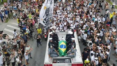 El ataúd de Pelé, en el camión de bomberos El ataúd de Pelé, en el camión de bomberos