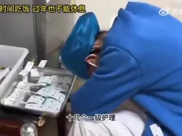 Una enfermera china se derrumba por la sobrecarga de trabajo