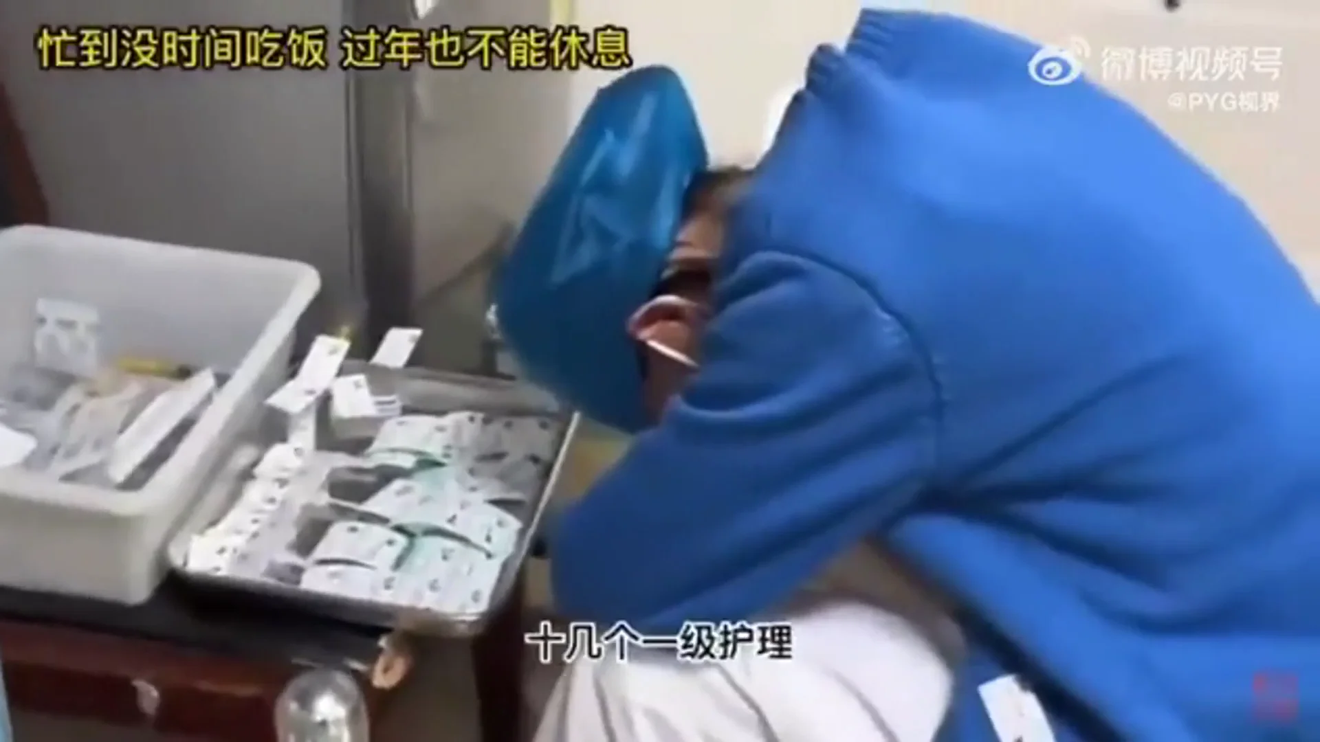 Una enfermera china se derrumba por la sobrecarga de trabajo Una enfermera china se derrumba por la sobrecarga de trabajo