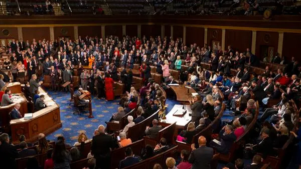 Representantes republicanos de pie y la mayoría de los demócratas permanecen sentados en la Cámara de Representantes de EEUU Representantes republicanos de pie y la mayoría de los demócratas permanecen sentados en la Cámara de Representantes de EEUU