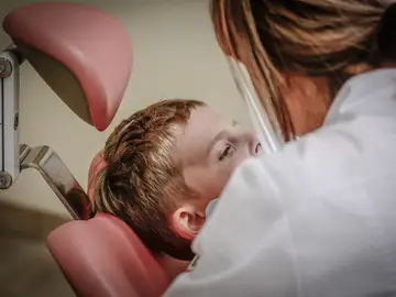 Imagen de un niño en el dentista Imagen de un niño en el dentista