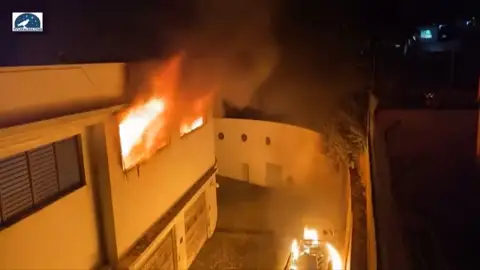 Vídeo: Aparatoso incendio en una nave industrial en La Palma Vídeo: Aparatoso incendio en una nave industrial en La Palma