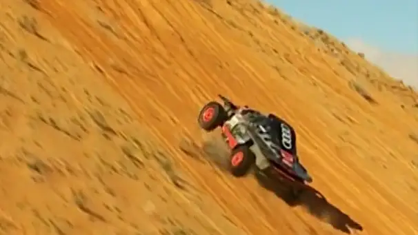 Carlos Sainz, escalando una duna casi vertical en el Dakar Carlos Sainz, escalando una duna casi vertical en el Dakar