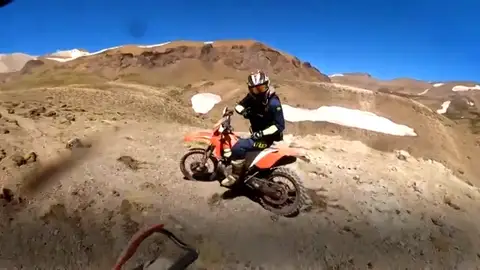 Enduro por la pista de esquí de las Leñas en Argentina Enduro por la pista de esquí de las Leñas en Argentina