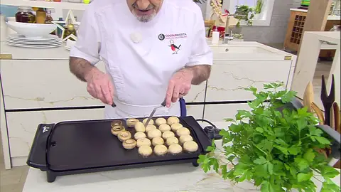 Calienta una plancha grande, coloca encima los champiñones Calienta una plancha grande, coloca encima los champiñones