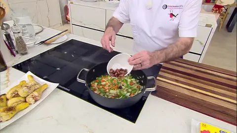 Añade las almendras garrapiñadas Añade las almendras garrapiñadas