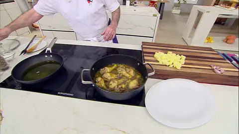 Retira el pollo, pasa la salsa a un vaso batidor y tritúrala Retira el pollo, pasa la salsa a un vaso batidor y tritúrala