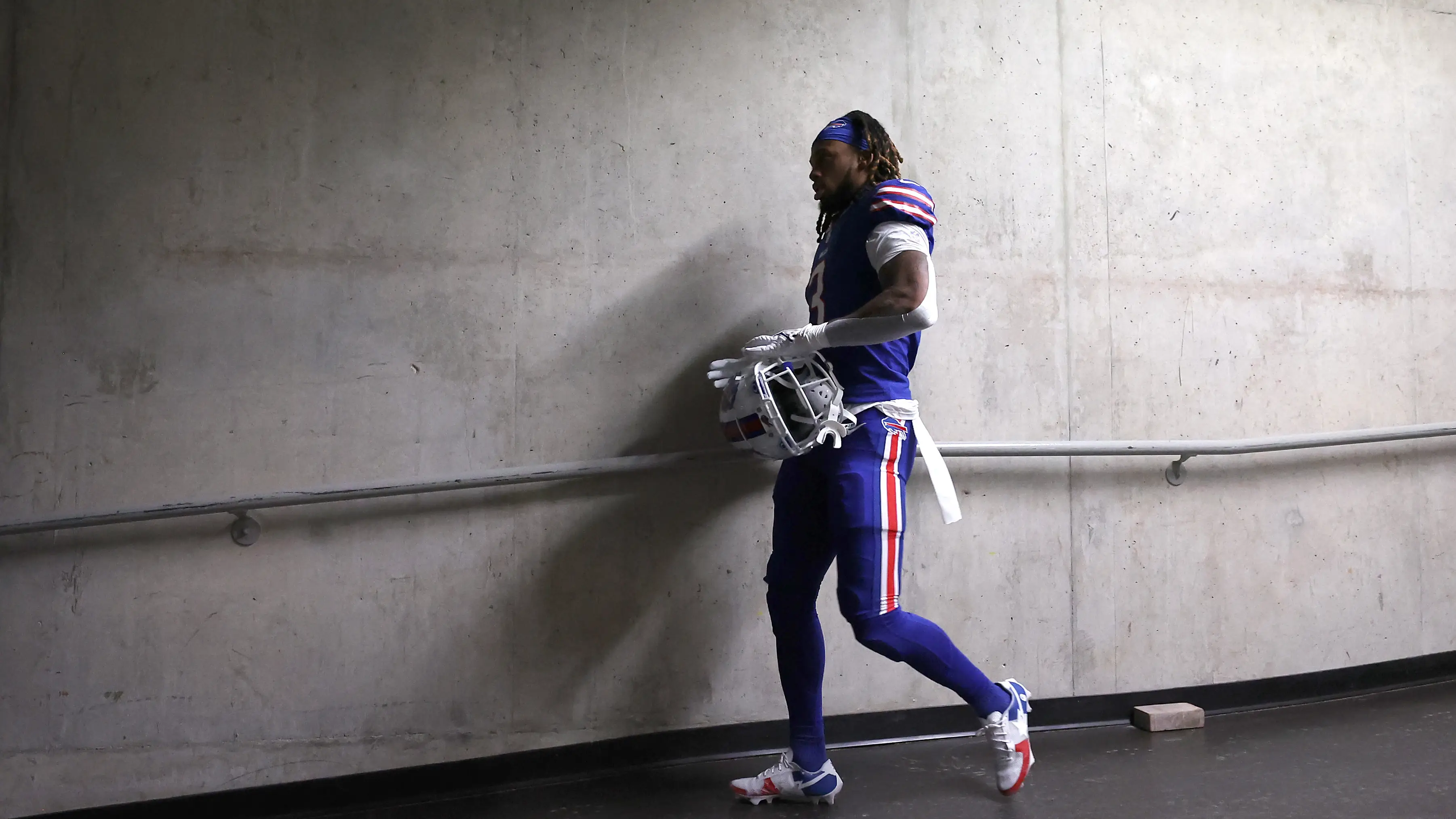 Damar Hamlin entrando a vestuarios tras un partido de la NFL Damar Hamlin entrando a vestuarios tras un partido de la NFL