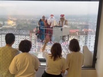 Los Reyes Magos saludan a  pacientes y sanitarios del hospital de Ourense