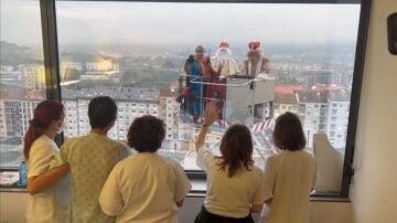 Los Reyes Magos saludan a pacientes y sanitarios del hospital de Ourense