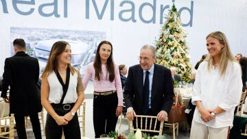 Florentino, con las jugadoras del equipo femenino