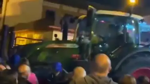 El tractor de la Cabalgata de Marchena, en Sevilla, que perdió el control El tractor de la Cabalgata de Marchena, en Sevilla, que perdió el control