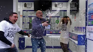 Varias personas celebran haber vendido el segundo premio de la Lotería del Niño Varias personas celebran haber vendido el segundo premio de la Lotería del Niño