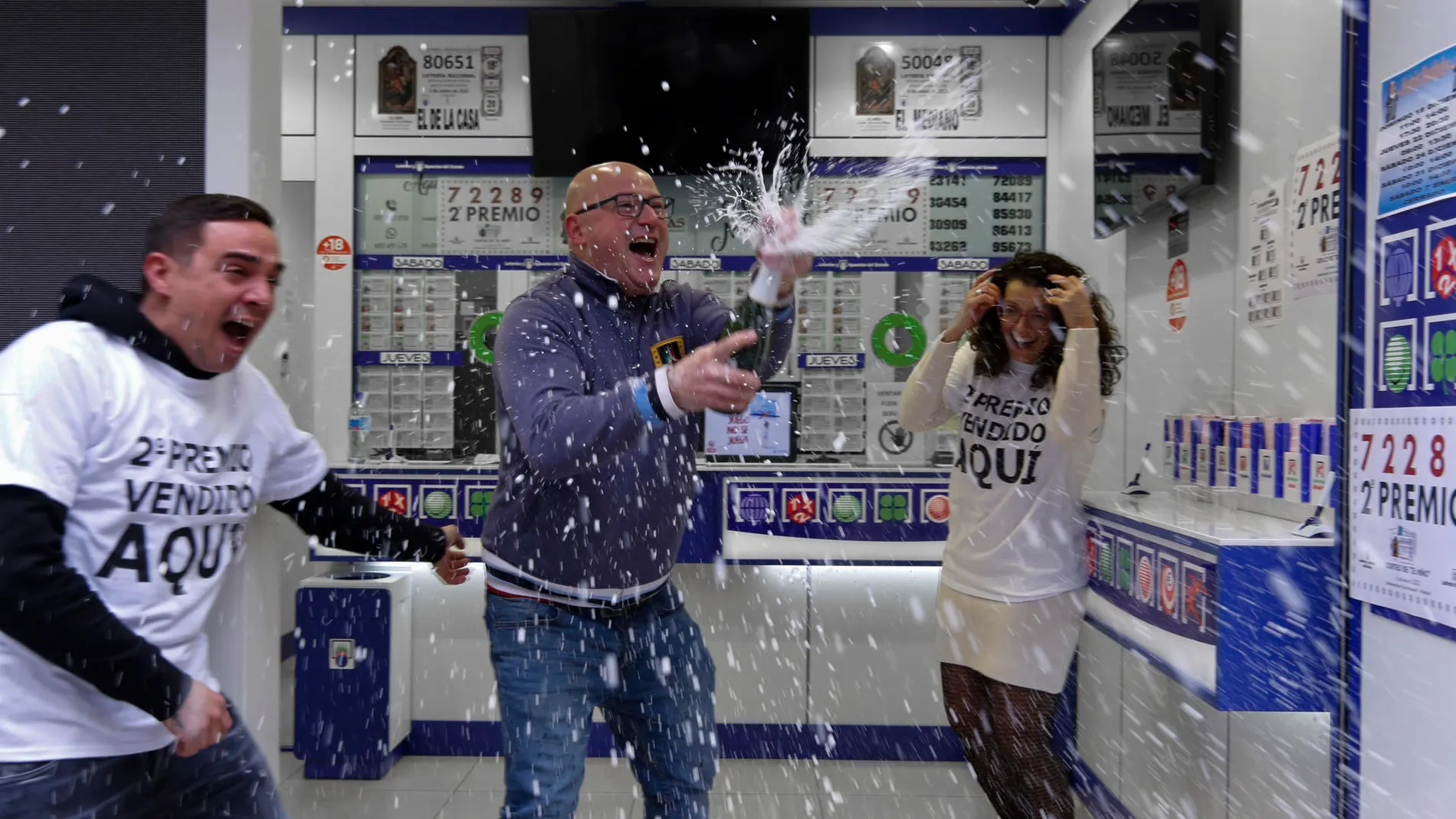 Varias personas celebran haber vendido el segundo premio de la Lotería del Niño Varias personas celebran haber vendido el segundo premio de la Lotería del Niño