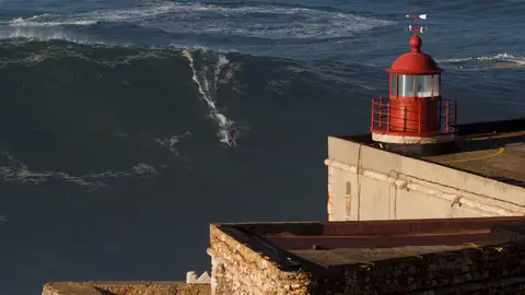 El surfista Eric Xavier monta una ola gigante en Nazaré (2016) El surfista Eric Xavier monta una ola gigante en Nazaré (2016)