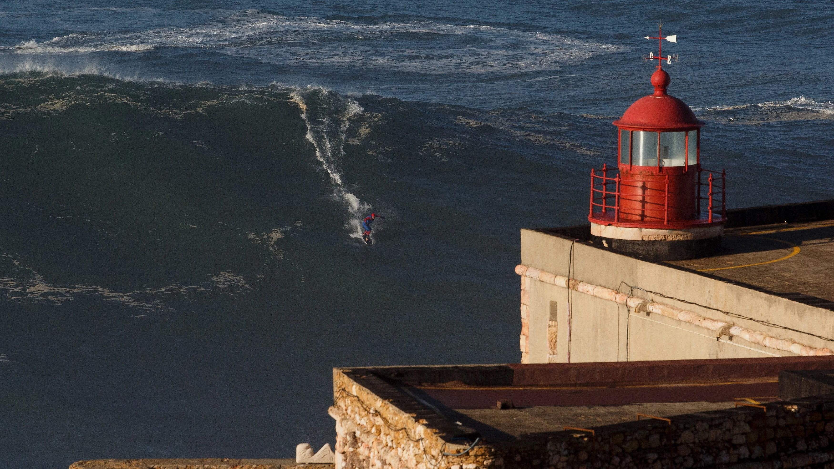 El surfista Eric Xavier monta una ola gigante en Nazaré (2016) El surfista Eric Xavier monta una ola gigante en Nazaré (2016)