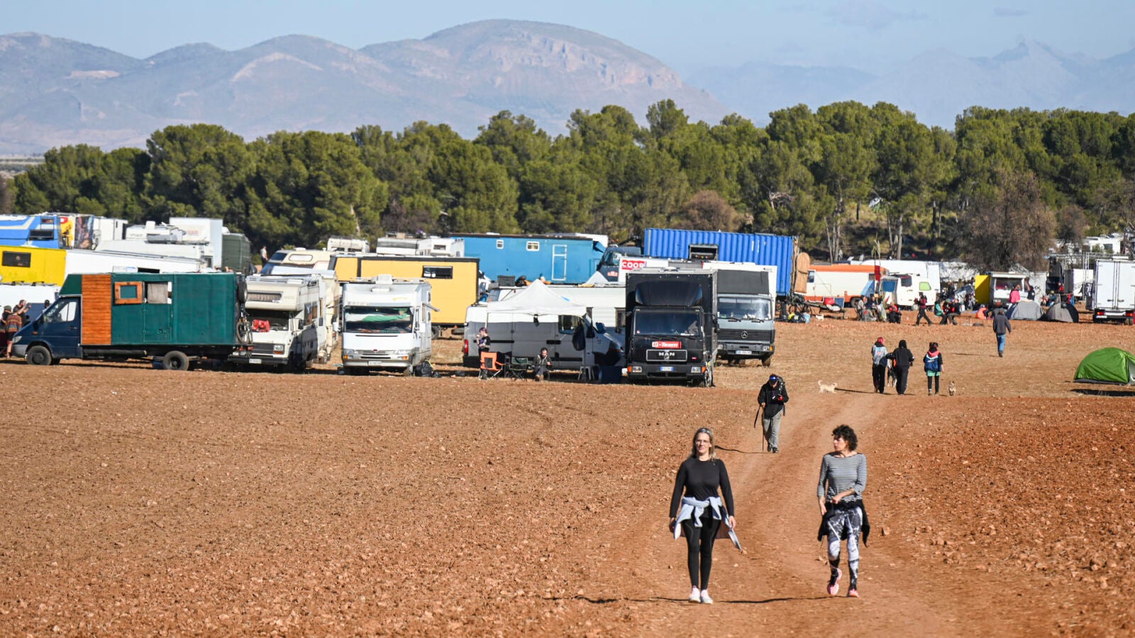 Los participantes de la 'rave' de La Peza contratan un camión para retirar la basura que queda en la zona
