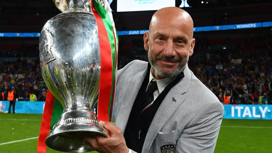 Gianluca Vialli tras ganar la Eurocopa con Italia Gianluca Vialli tras ganar la Eurocopa con Italia