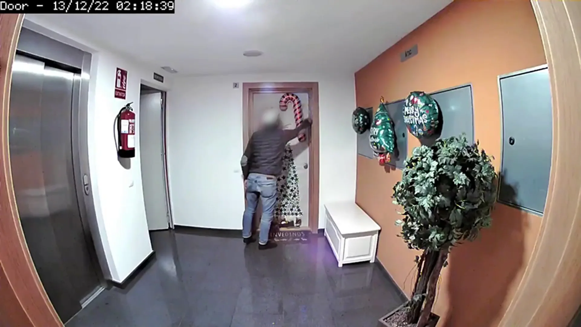 Uno de los ladrones actuando en el bloque de edificios Uno de los ladrones actuando en el bloque de edificios