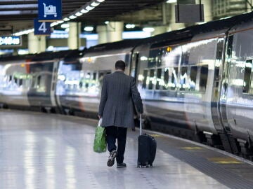 Imagen de un hombre en una estación de tren en Reino Unido