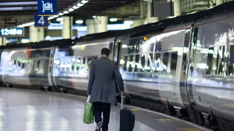 Imagen de un hombre en una estación de tren en Reino Unido Imagen de un hombre en una estación de tren en Reino Unido