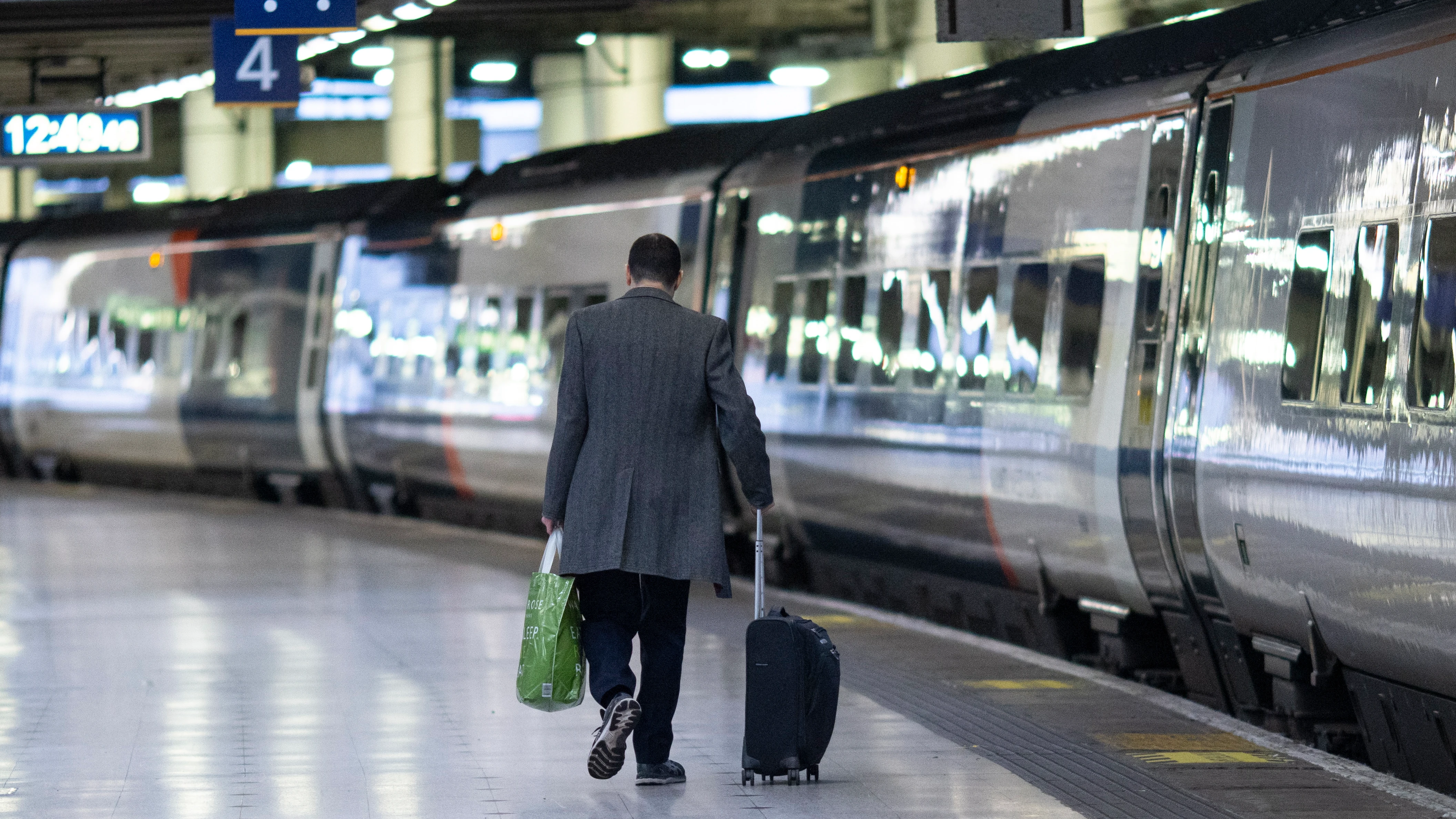 Imagen de un hombre en una estación de tren en Reino Unido Imagen de un hombre en una estación de tren en Reino Unido