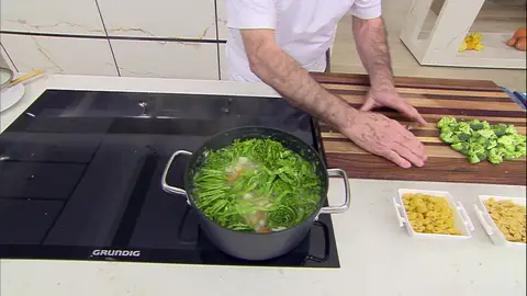 Separa el brócoli en ramilletes pequeños y añádelos Separa el brócoli en ramilletes pequeños y añádelos