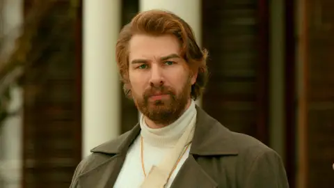 Fikret regresa a la mansión y protege la identidad de Mehmet: “No es Hakan Gümüşoğlu” Fikret regresa a la mansión y protege la identidad de Mehmet: “No es Hakan Gümüşoğlu”