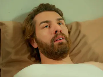 Mehmet salva la vida de Fikret y consigue que le operen de urgencia en Damasco Mehmet salva la vida de Fikret y consigue que le operen de urgencia en Damasco