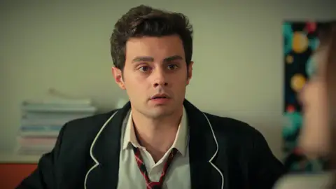 Ömer suspende el examen para poder seguir estudiando en el colegio con beca por culpa de… ¡Harika! Ömer suspende el examen para poder seguir estudiando en el colegio con beca por culpa de… ¡Harika!