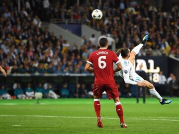Gareth Bale anota su gol de chilena ante el Liverpool