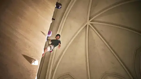 Escalando en la iglesia de Saint Lazare Escalando en la iglesia de Saint Lazare