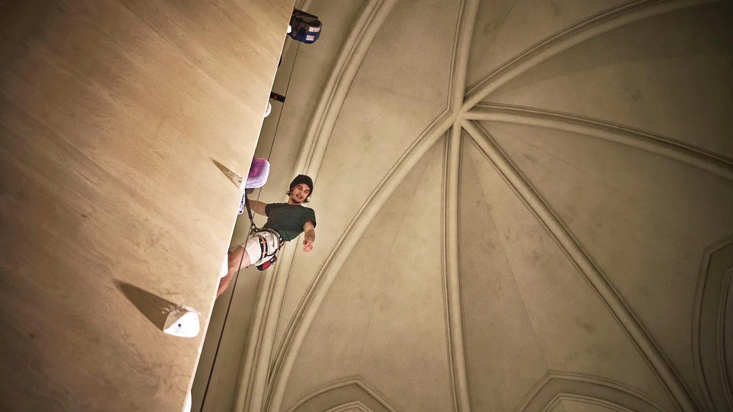 Escalando en la iglesia de Saint Lazare Escalando en la iglesia de Saint Lazare