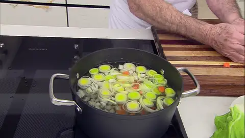 Introduce las hortalizas en la cazuela Introduce las hortalizas en la cazuela