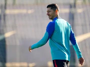Robert Lewandowski, en un entrenamiento con el Barcelona Robert Lewandowski, en un entrenamiento con el Barcelona