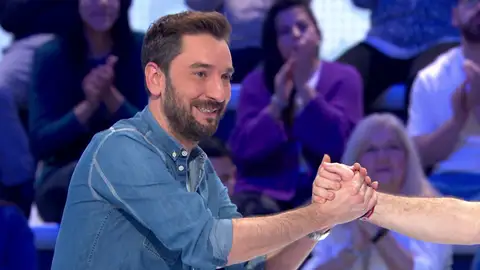 El cariñoso gesto de Diego Revuelta al culminar el ‘Una de Cuatro’: “Yo esto no lo había visto nunca” El cariñoso gesto de Diego Revuelta al culminar el ‘Una de Cuatro’: “Yo esto no lo había visto nunca”