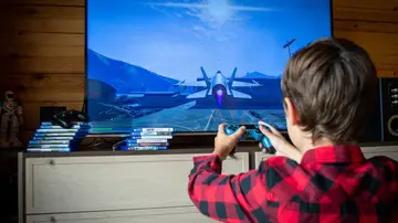 Imagen de archivo de un niño jugando a videojuegos
