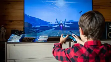 Imagen de archivo de un niño jugando a videojuegos Imagen de archivo de un niño jugando a videojuegos