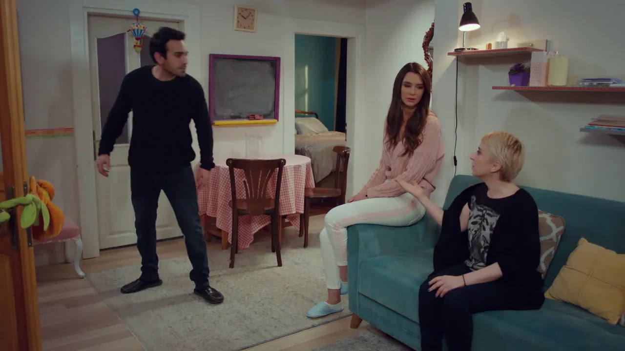 Demir exige una explicación a Zeynep: “¿Por qué estás aquí, qué es lo que quieres?” Demir exige una explicación a Zeynep: “¿Por qué estás aquí, qué es lo que quieres?”