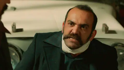 Fikret secuestra a Vahap y le escarmienta frente a Abdülkadir Fikret secuestra a Vahap y le escarmienta frente a Abdülkadir