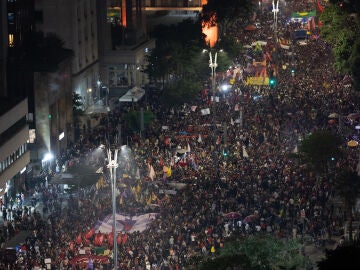 Personas se manifiestan hoy en la avenida paulista en Sao Paulo (Brasil)
