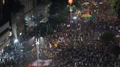 Personas se manifiestan hoy en la avenida paulista en Sao Paulo (Brasil) Personas se manifiestan hoy en la avenida paulista en Sao Paulo (Brasil)