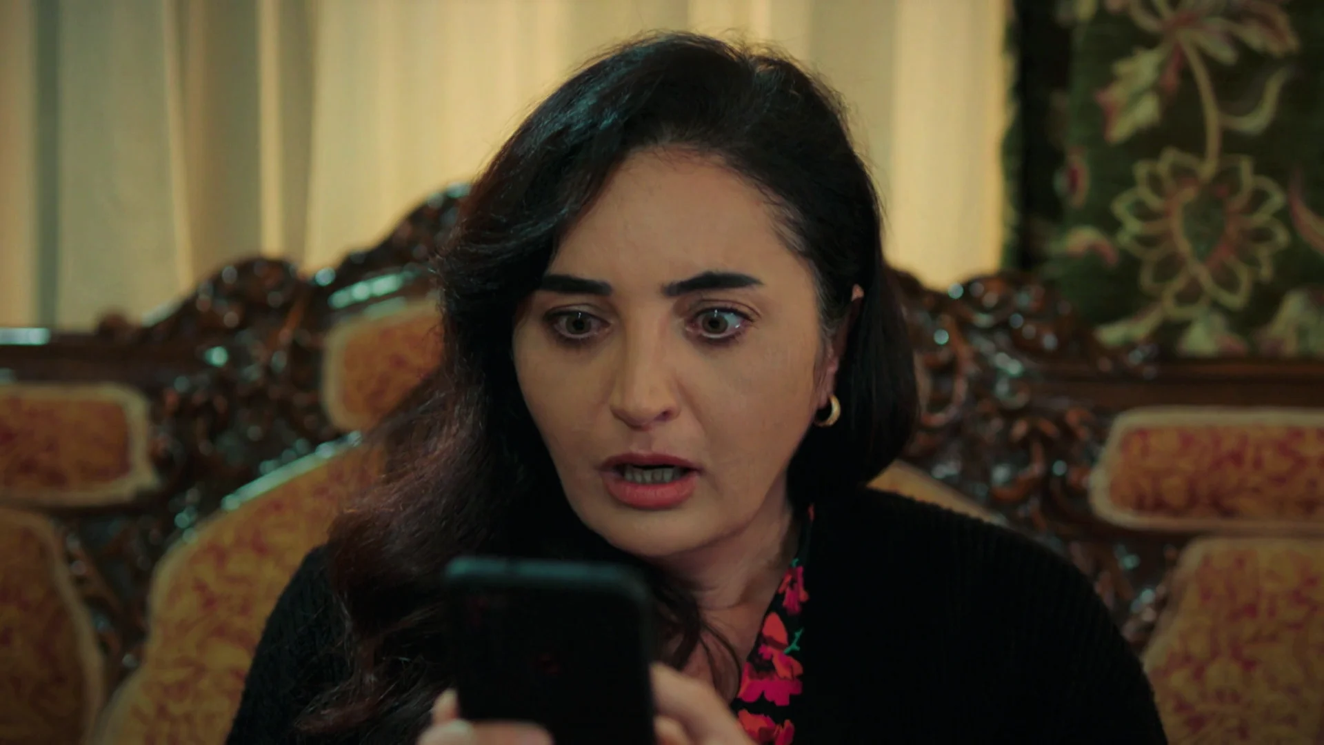 Sengül descubre el vídeo del accidente y se enfrenta a Akif: “¿Quién chocó contra Kadir?” Sengül descubre el vídeo del accidente y se enfrenta a Akif: “¿Quién chocó contra Kadir?”