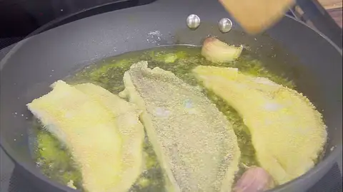 Fríe los filetes de gallo Fríe los filetes de gallo