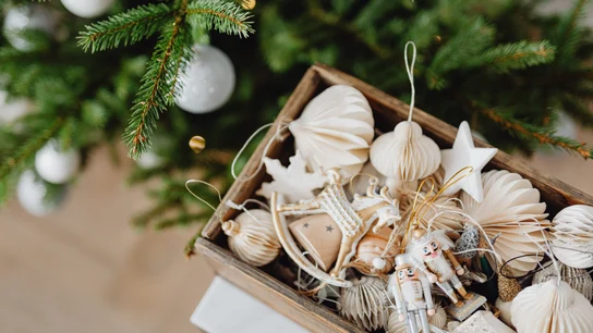 Adornos navideños en cajas Adornos navideños en cajas