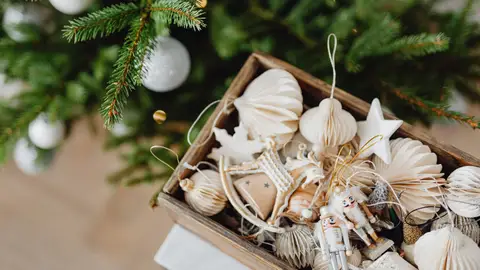 Adornos navideños en cajas Adornos navideños en cajas