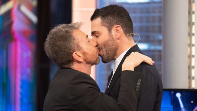 Donde hubo fuego... ¡Miguel Ángel Silvestre y Pablo Motos repiten beso en 'El Hormiguero!